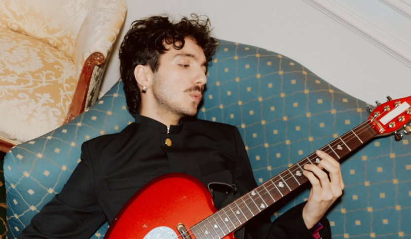 Mazzariello su un divano