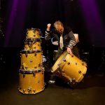 Tullio De Piscopo con dei tamburi