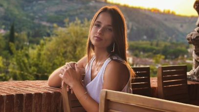 Valentina Favazza in una campagna