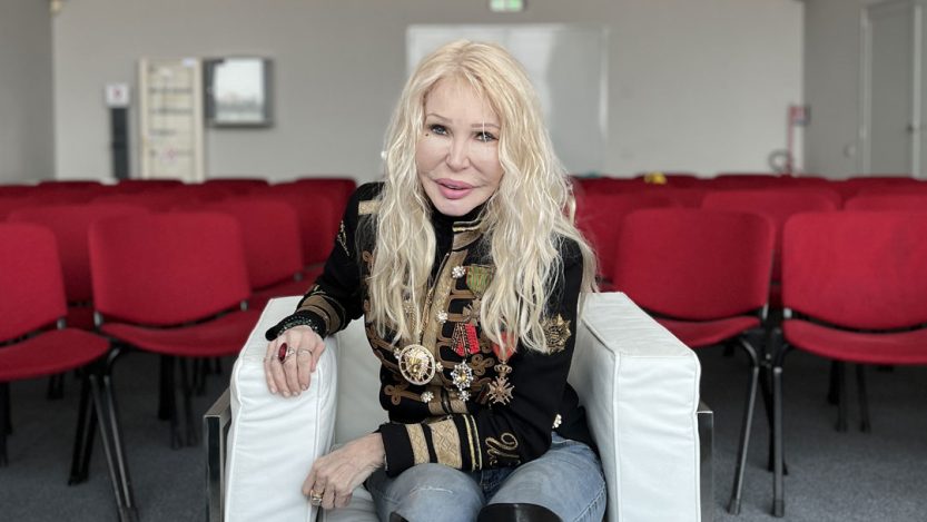 Ivana Spagna in una sala conferenze