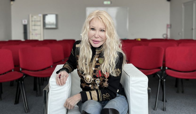 Ivana Spagna in una sala conferenze