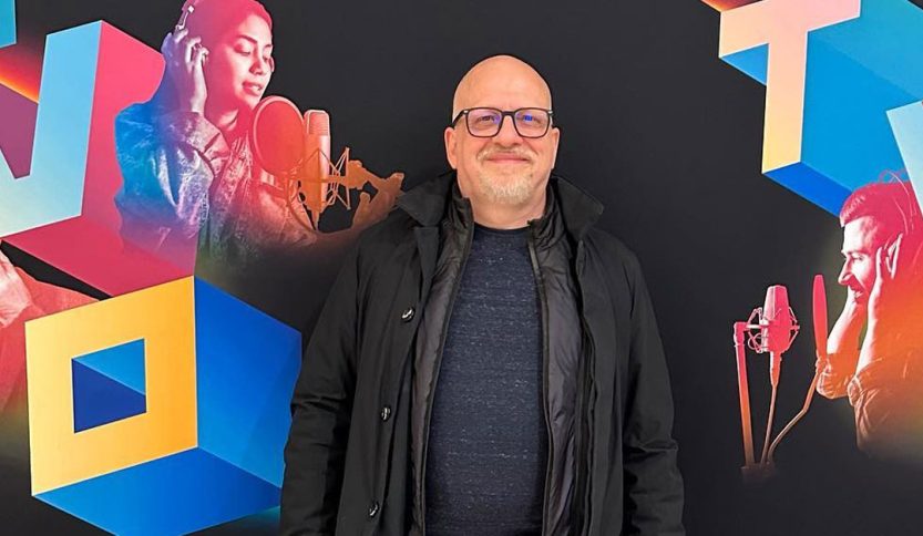 Alessandro Quarta con sfondo nero