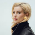 Beatrice Quinta con sfondo azzurro