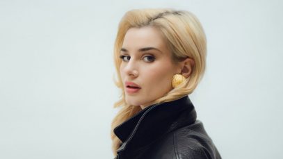 Beatrice Quinta con sfondo azzurro