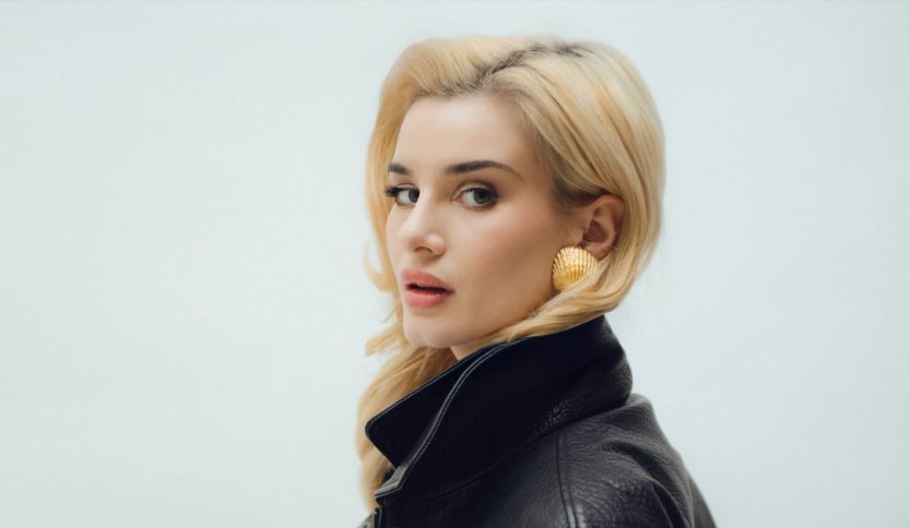 Beatrice Quinta con sfondo azzurro