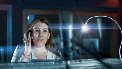 Benedetta Ponticelli in sala di doppiaggio