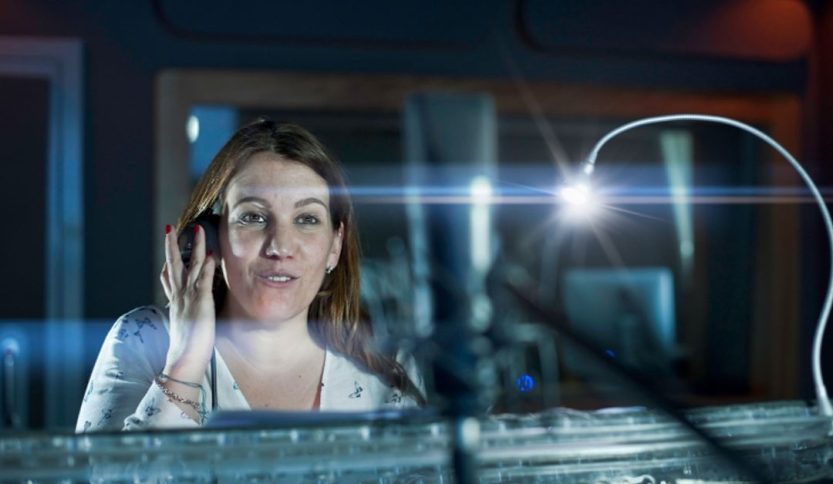 Benedetta Ponticelli in sala di doppiaggio