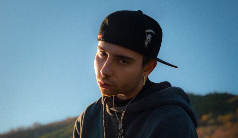 Blame con un cappello nero