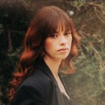 Cecilia Larosa con degli alberi dietro