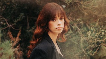 Cecilia Larosa con degli alberi dietro