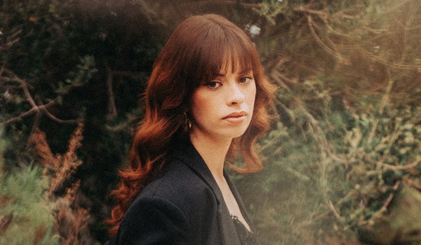 Cecilia Larosa con degli alberi dietro