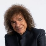 Riccardo Cocciante con sfondo grigio