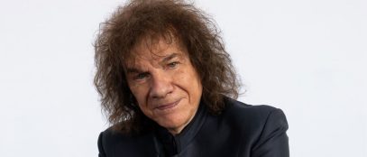 Riccardo Cocciante con sfondo grigio