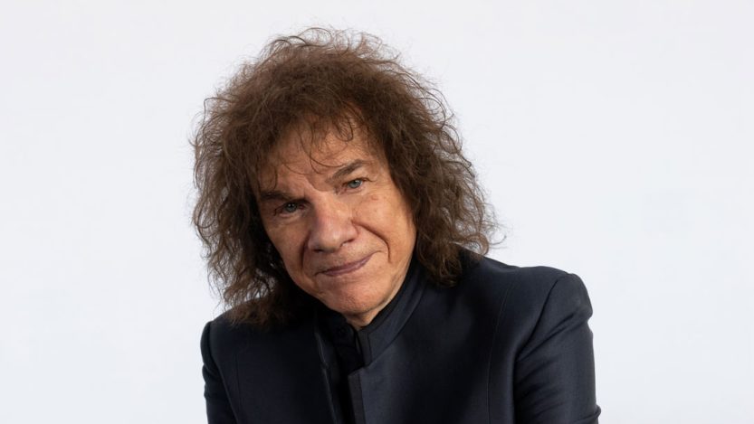 Riccardo Cocciante con sfondo grigio