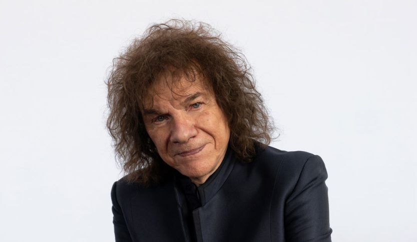 Riccardo Cocciante con sfondo grigio