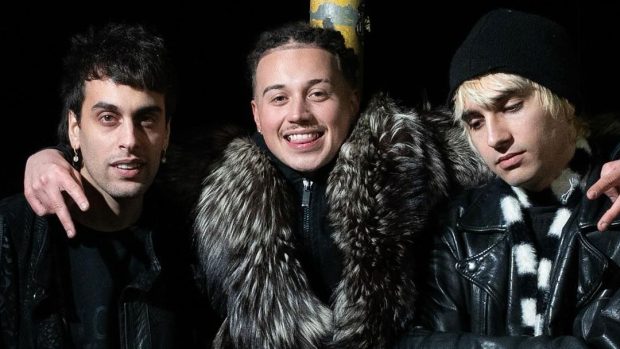 Dibla e Jiz con Sayf su sfondo nero