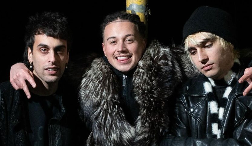 Dibla e Jiz con Sayf su sfondo nero