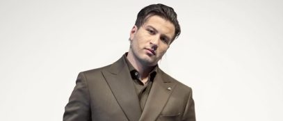 Eddie Brock con sfondo beige