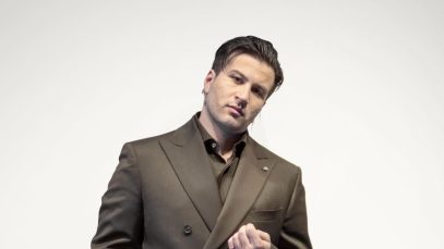 Eddie Brock con sfondo beige