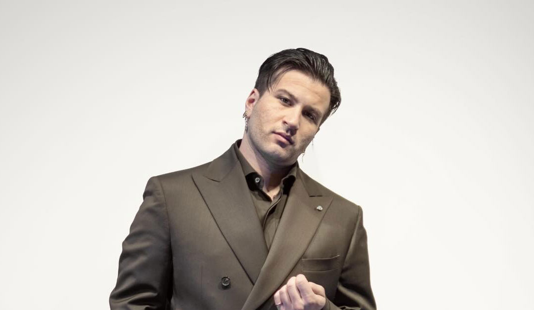 Eddie Brock con sfondo beige