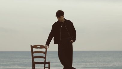 Francesco Caggiano davanti al mare