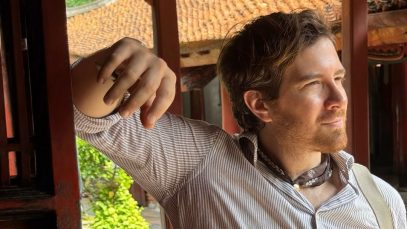 Francesco Sole in un tempio in Vietnam