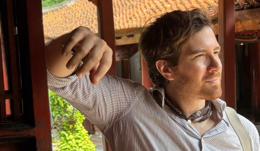 Francesco Sole in un tempio in Vietnam