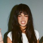 Giorgia Malerba con sfondo azzurro