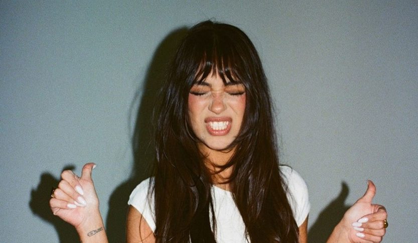 Giorgia Malerba con sfondo azzurro