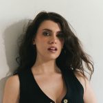 Giovanna Sannino con una parete grigia