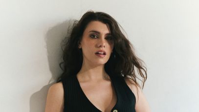 Giovanna Sannino con una parete grigia