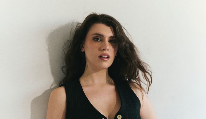 Giovanna Sannino con una parete grigia