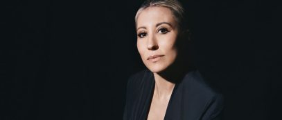 Malika Ayane con sfondo nero