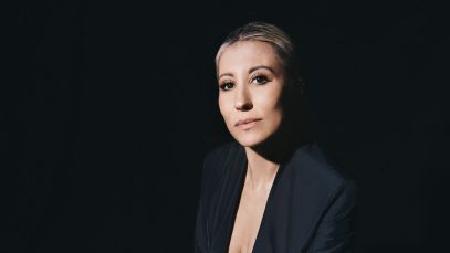 Malika Ayane con sfondo nero