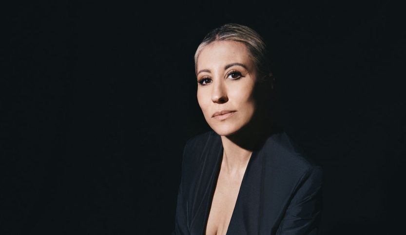 Malika Ayane con sfondo nero