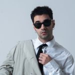 Maninni con sfondo grigio