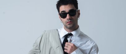 Maninni con sfondo grigio