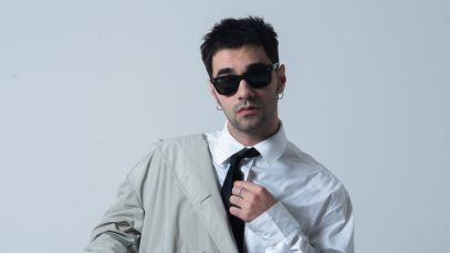 Maninni con sfondo grigio