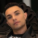 Marco Carta su una sedia nera