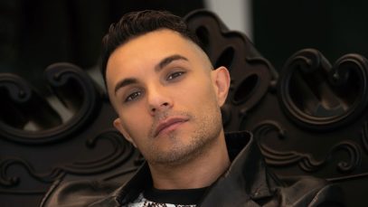 Marco Carta su una sedia nera