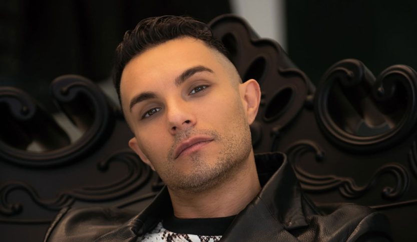 Marco Carta su una sedia nera