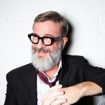 Marco Masini con sfondo grigio