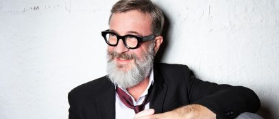 Marco Masini con sfondo grigio