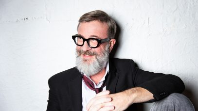 Marco Masini con sfondo grigio