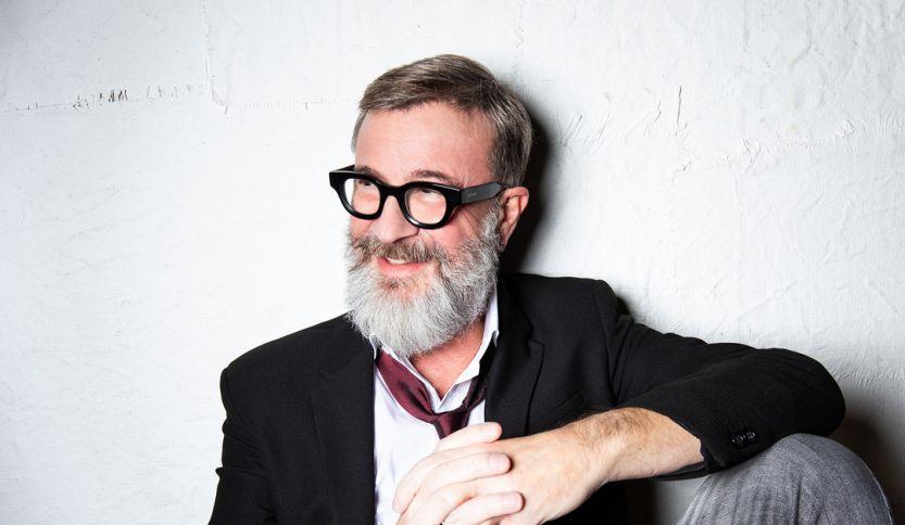 Marco Masini con sfondo grigio