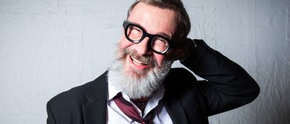 Marco Masini con sfondo grigio