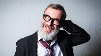 Marco Masini con sfondo grigio