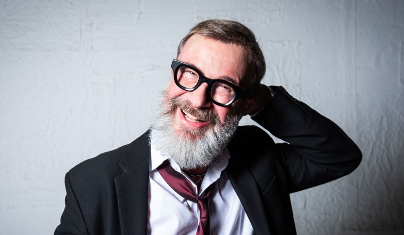 Marco Masini con sfondo grigio