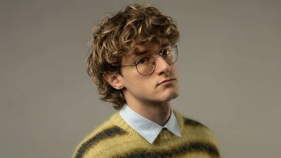 Occhi con sfondo grigio