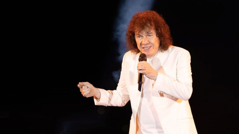 Riccardo Cocciante durante un live